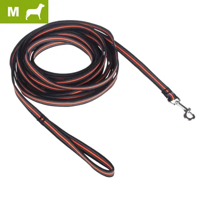 Laisse pour chien taille M, tissu noir avec bandes orange et grises, mousqueton métallique argenté et poignée intégrée, icône chien taille M en haut à gauche.