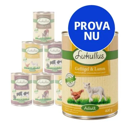 Lukullus Adult våtfoderburkar, synliga sorter: Geflügel & Lamm, Kanin & Vilt, Rind & Truthahn. Stor blå cirkel med texten PROVA NU. Burkstorlek 400 g.