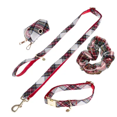 Ensemble assorti motif écossais comprenant une laisse, un collier à boucle métallique, une pochette zippée avec mousqueton et un chouchou en tissu. Ensemble assorti motif écossais comprenant une laisse, un collier à boucle métallique, une pochette zippée avec mousqueton et un chouchou en tissu.