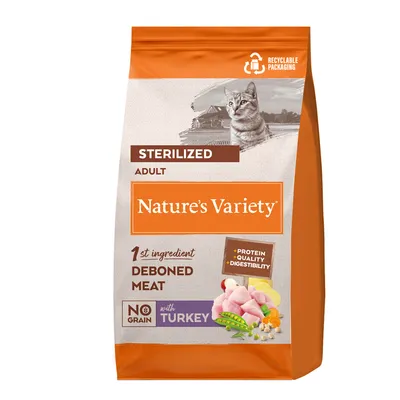 Confezione Nature's Variety Sterilized Adult, 1° ingrediente carne disossata, senza cereali, con tacchino. Testi visibili: 'PROTEIN QUALITY DIGESTIBILITY', 'RECYCLABLE PACKAGING'. Confezione Nature's Variety Sterilized Adult, 1° ingrediente carne disossata, senza cereali, con tacchino. Testi visibili: 'PROTEIN QUALITY DIGESTIBILITY', 'RECYCLABLE PACKAGING'.