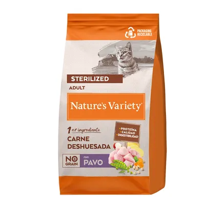 Pienso para gatos esterilizados Nature’s Variety Adult, carne deshuesada con pavo, sin cereales, envase reciclable. Texto visible: proteína, calidad, digestibilidad.