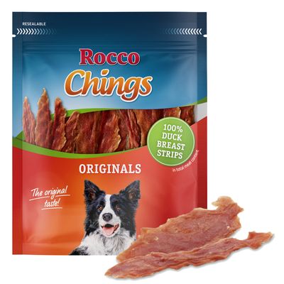 Упаковка Rocco Chings Originals с изображением ломтиков утиных грудок и надписью '100% duck breast strips', собака на упаковке, видны кусочки лакомства.