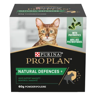 Συσκευασία PURINA PRO PLAN Natural Defences+ για γάτες, 60g powder. Με ένδειξη 'WITH POSTBIOTICS'. Ορατό κείμενο: helps support immunity, renforce l'immunité.