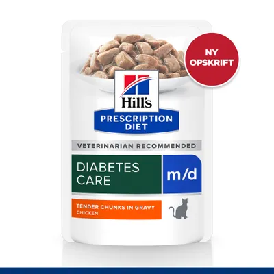 Hill's Prescription Diet Diabetes Care m/d, Tender Chunks in Gravy Chicken, NY OPSKRIFT, VETERINARIAN RECOMMENDED. Billede af vådfoderstykker i sovs og katteikon på emballagen.