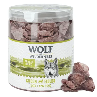 Plastikbøtte med frysetørrede stykker. Tekst: WOLF OF WILDERNESS, FREEZE DRIED, GREEN FIELDS, 100% LAMB LUNG. Nogle stykker vises foran bøtten.