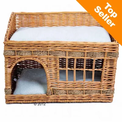 Cuccia doppia in vimini con due cuscini bianchi, scritta arancione in alto a destra: Top Seller. Cuccia doppia in vimini con due cuscini bianchi, scritta arancione in alto a destra: Top Seller.