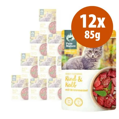 Pure Nature Rind & Kalb mit Brennnessel, confezione da 12 buste da 85 g di alimento per gatti, immagine con gatto e ciotola di carne visibili sulla confezione.
