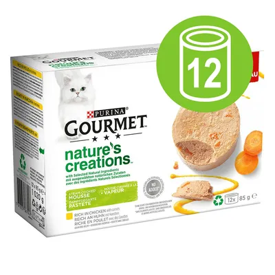 Caja de Purina Gourmet Nature's Creations mousse cocida al vapor, rica en pollo con zanahorias. Paquete de 12 latas de 85 g. Imagen de la comida y un gato blanco en el envase.