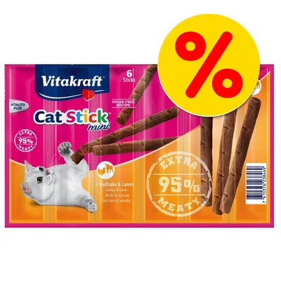 Vitakraft Cat Stick mini, 6 kpl, kalkkuna & lammas. Extra 95 % meaty. Sokeriton resepti. Tarjousmerkintä keltaisella ympyrällä ja punaisella prosenttimerkillä.