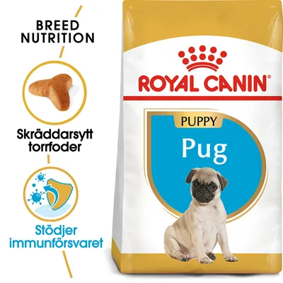 Royal Canin Puppy Pug torrfoder, bild på valp, text: Skräddarsytt torrfoder, Stödjer immunförsvaret, Breed Nutrition. Förpackning med blå och gul etikett.