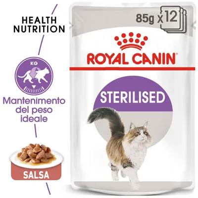Royal Canin Sterilised, 85 g x12, salsa per gatti sterilizzati. Mantenimento del peso ideale. HEALTH NUTRITION. Immagine di un gatto e crocchette in salsa.
