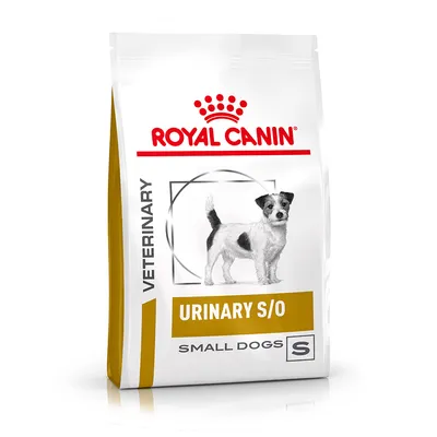 Royal Canin Veterinary Urinary S/O Small Dogs S hondenvoer verpakking met afbeelding van kleine hond en gele tekstbalken. Zichtbare tekst: VETERINARY, URINARY S/O, SMALL DOGS S.