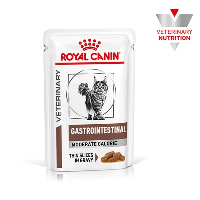 Royal Canin Veterinary Gastrointestinal Moderate Calorie, bucăți subțiri în sos. Ambalaj cu imagine de pisică și mențiune despre nutriție veterinară.