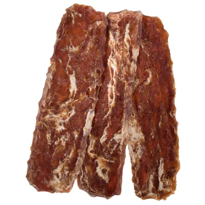 Três pedaços de carne seca com veios castanhos e brancos, adequados como snack ou recompensa para animais de estimação.