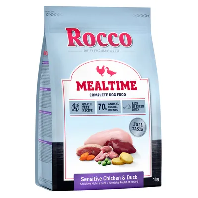 Rocco Mealtime Complete Dog Food, Sensitive Chicken & Duck, 1 kg. Grain free recipe, 70% animal ingredients, rijk aan verse eend. Afbeelding van vlees, groenten en aardappel op de verpakking.
