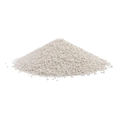 Montón de gránulos blancos, posiblemente arena para gatos u otro material similar.