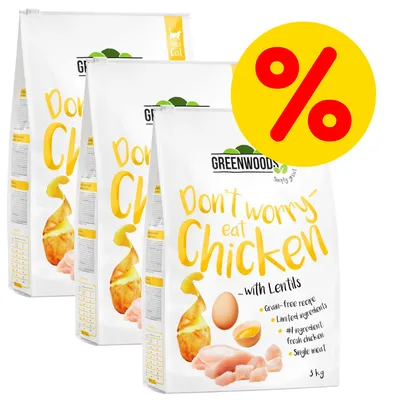 Tre poser Greenwoods Adult Cat Don't worry-eat Chicken with Lentils, 3 kg. Synligt: kylling, æg, linser, gul procenttegn for tilbud. Tekst: grain-free recipe, limited ingredients, fresh chicken.