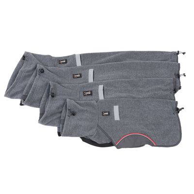 Grijze hondenjassen in verschillende maten met verstelbare koorden en reflecterende strepen, geschikt voor koude weersomstandigheden.