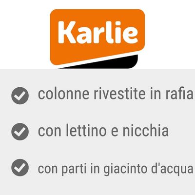 Karlie; colonne rivestite in rafia, con lettino e nicchia, con parti in giacinto d'acqua