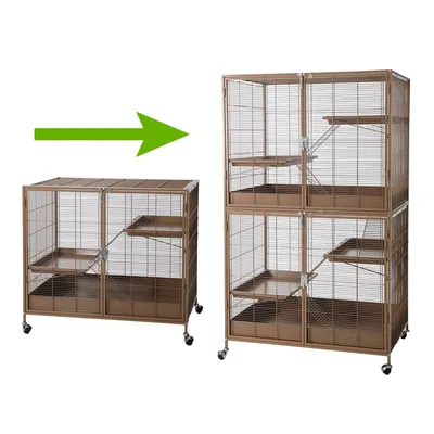 Deux cages pour petits animaux en métal marron sur roulettes, l’une basse et l’autre empilée pour former une cage double hauteur, flèche verte indiquant la transformation possible.