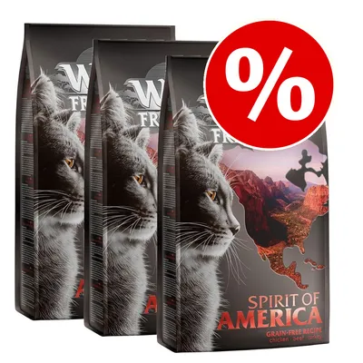 Wolf Spirit of America macskaeledel csomag, három zacskó, elöl nagy piros százalékjel akciós jelzéssel. Felirat: Spirit of America, grain-free recipe, chicken-beef-turkey. Wolf Spirit of America macskaeledel csomag, három zacskó, elöl nagy piros százalékjel akciós jelzéssel. Felirat: Spirit of America, grain-free recipe, chicken-beef-turkey.