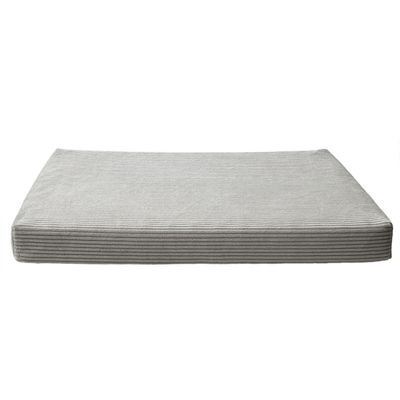 Coussin rectangulaire gris avec une structure apparente et une housse rayée.