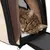 Chat tigré allongé dans une caisse de transport en tissu beige et marron, porte avant ouverte avec maille noire visible.