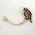Puente de madera para gatos con fijación a la pared, gato marrón sentado encima. Puente de madera clara con varios peldaños.