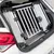 Transportbox aus Aluminium und Kunststoff, installiert im Kofferraum eines Autos. Geeignet für sichere Tierbeförderung.