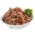 Ciotola bianca con alimento umido per animali, composto da pezzi di carne e verdure visibili, decorato con un rametto di prezzemolo.