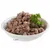 Comida húmeda para mascotas servida en un bol blanco, con trozos de carne y guarnición de perejil fresco visible.