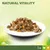 Natural Vitality. Mokra karma z kurczakiem i warzywami dla kotów od 1 roku, podana na białym talerzu.