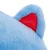Close-up van een pluchen dier met blauwe vacht en rode binnenkant van het oor.