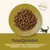 Croquettes pour chat sur assiette verte, texte visible : Made with natural ingredients. Hauptzutaten : Hähnchen, Kartoffel, Erbsen, Lamm, Vitamine und Mineralstoffe, Ei, Lachsöl, Zichorien-Extrakt.