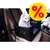 Cane bianco seduto in un trasportino nero per auto fissato al sedile anteriore, simbolo giallo con percentuale rossa in alto a destra che indica offerta o sconto. Cane bianco seduto in un trasportino nero per auto fissato al sedile anteriore, simbolo giallo con percentuale rossa in alto a destra che indica offerta o sconto.