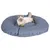 Rond, gewatteerd ligoppervlak in blauw met een kat erop. Product voor ontspanning of slaap voor huisdieren.