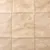 Beige, quadratisch gestepptes Material mit weicher, flauschiger Oberfläche. Geeignet für Heimtierbedarf oder Polsterung.