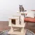 Árbol rascador de dos niveles, postes de sisal y superficies acolchadas para descansar. Un gato gris está sentado en la plataforma superior.