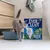 Ever Clean Extra Hygiene Katzenstreu, 10L Packung neben Katzentoilette mit grauer Katze. Aufschrift: Advanced clumping cat litter, Extra strong clumping supporting cat's hygiene.
