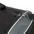 Gros plan sur une fermeture éclair et une attache métallique d’un sac de transport en tissu noir et gris, avec sangle visible.