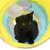Schwarze Katze in einem gelb-blauen Spieltunnel mit hängendem Plüschball. Produkt zur Unterhaltung von Katzen.