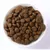 Cuenco con croquetas de pienso marrones y redondas. Vista del producto para mostrar la forma y el tamaño del alimento. Cuenco con croquetas de pienso marrones y redondas. Vista del producto para mostrar la forma y el tamaño del alimento.