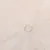 Nahaufnahme von cremefarbenem, weichem Plüschmaterial mit sichtbarer Vertiefung in der Mitte.
