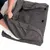 Hand plaatst wit kussen in grijze stoffen hoes met klittenbandsluitingen, detail van afneembare hondenbedhoes zichtbaar.