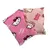 Zwei rosa Kissen mit Hello Kitty-Motiv und Schriftzug, eines mit Punkten und das andere mit wiederholtem Katzenkopf-Design.