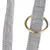 Detailaufnahme eines grauen Stoffbands mit Fischgrätenmuster und einem goldfarbenen Metallring.