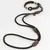 Schwarze Hundeleine mit braunen Lederdetails und Metallverschlüssen, inklusive passendem Halsband mit reflektierenden Streifen.