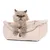 Beige huisdierenbed met een kat die erop ligt. Zichtbaar logo: Taki.
