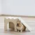 Casa para pequeños animales de madera con rampa y cubierta de techo blanca, junto a un conejo marrón. Adecuada como refugio para mascotas pequeñas.