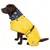 Cane con impermeabile giallo con strisce rifrangenti e motivo spaziale sul colletto. Il mantello ha una grafica di razzo sul lato e cinturini regolabili.